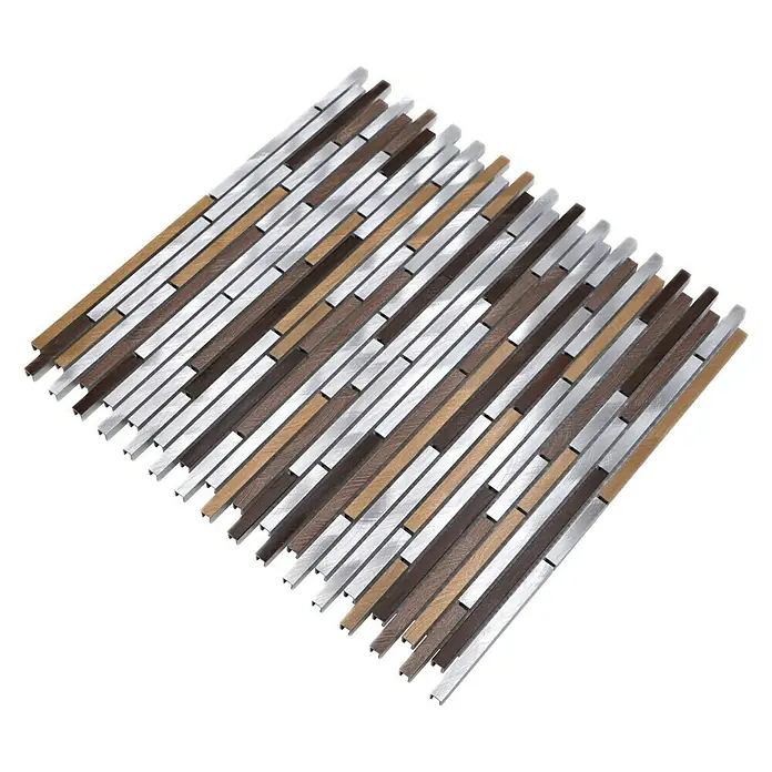 Mosaikfliese Verbund Mix XAM A981 - 29,8 x 31,8 cm, Kupfer, Matt - Ein quadratisches Mosaikfliesenmuster mit abwechselnden Holz- und Metallstreifen, das eine elegante und moderne Oberfläche für jeden Raum bietet.