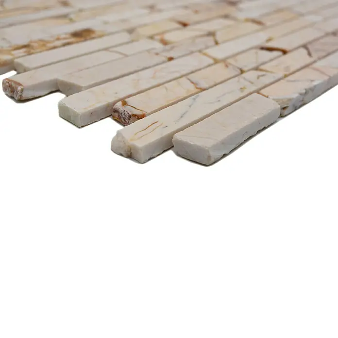 Mosaikfliese Golden Cream MOS BRICK 2807 - 30,5 x 32,2 cm, Cream, Matt - Nahaufnahme eines Mosaiks aus länglichen, beigefarbenen Natursteinen mit braunen Akzenten, ideal für stilvolle Wandverkleidungen.