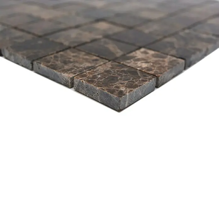 Mosaikfliese Quadrat MOS 32/2909 - 30,5 x 30,5 cm, Braun, Matt - Detailaufnahme eines Mosaiks aus braunen Marmorfliesen. Das natürliche Steinmuster und die quadratische Formgebung sind gut sichtbar.