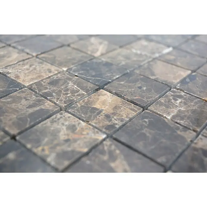 Mosaikfliese Quadrat MOS 32/2909 - 30,5 x 30,5 cm, Braun, Matt - Nahaufnahme von quadratischen Mosaikfliesen in Grau- und Brauntönen mit einer marmorähnlichen Textur, die eine elegante und robuste Oberfläche zeigen.