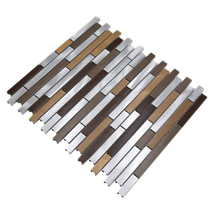 Mosaikfliese Verbund Mix XAM A991 - 29,8 x 33,8 cm, Kupfer, Matt - Das Bild zeigt eine Mosaikfliese mit Streifen in Silber, Braun und Beige, die ein modernes und stilvolles Design erzeugt.
