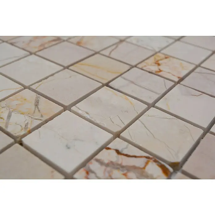 Mosaikfliese Quadrat MOS 32/2807 - 30,5 x 30,5 cm, Creambeige, Matt - Nahaufnahme von quadratischen Marmorfliesen in Beige- und Brauntönen, die ein elegantes und natürliches Muster für Innenräume bilden.