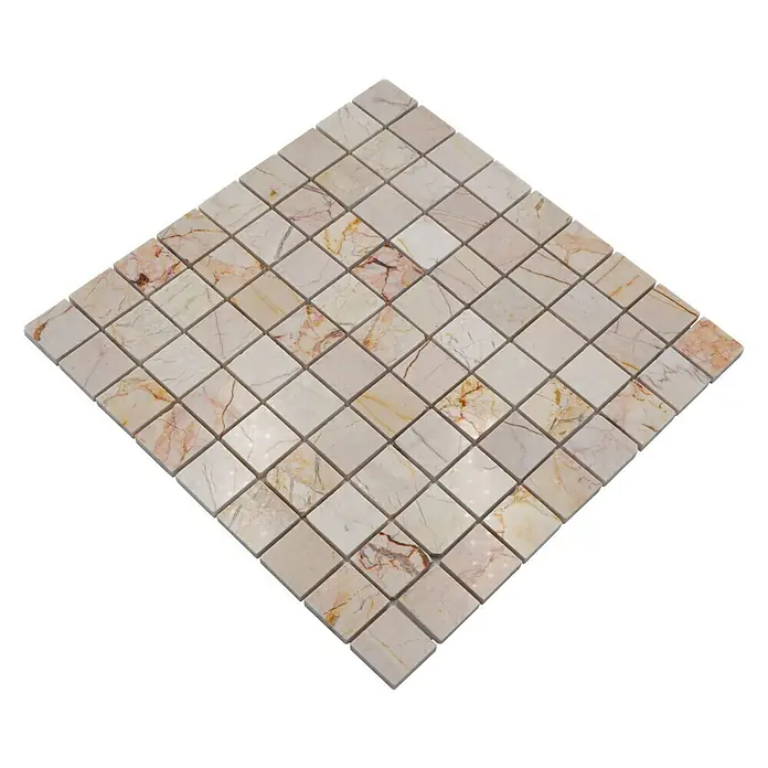 Mosaikfliese Quadrat MOS 32/2807 - 30,5 x 30,5 cm, Creambeige, Matt - Nahaufnahme von Marmormosaikfliesen mit natürlicher Textur und warmen Farbtönen, perfekt für elegante Innendesigns.