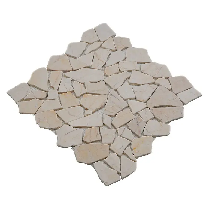 Mosaikfliese Gold Cream CIOT 30/2807 - 30,5 x 30,5 cm, Beige, Matt - Nahaufnahme eines dekorativen Mosaiks aus beigen Natursteinen, kunstvoll auf einer dunklen Oberfläche angeordnet.