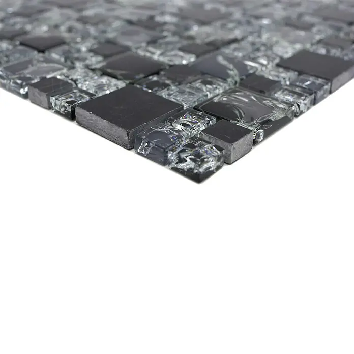 Mosaikfliese Crystal Mix XIC K1428 - 30,5 x 30,5 cm, Schwarz, Glänzend - Nahaufnahme von schwarzen und klaren Glasmosaikfliesen, die ein elegantes und modernes Design für Innenräume bieten.