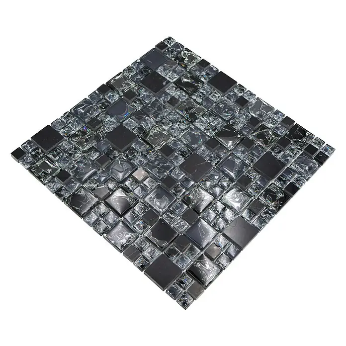 Mosaikfliese Crystal Mix XIC K1428 - 30,5 x 30,5 cm, Schwarz, Glänzend - Nahaufnahme eines quadratischen Mosaiks mit glänzenden Glas- und Steinquadraten in verschiedenen Grautönen.