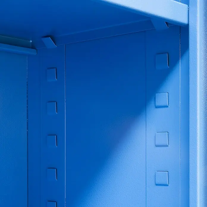 Güde Werkzeugschrank Typ B - 38 x 79 x 193 cm - Innenansicht eines blauen Metallschranks mit verstellbaren Regalböden. Die Konstruktion ist robust und funktional gestaltet.