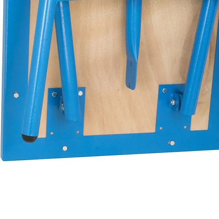Güde Werkbank GWB 100/50F - L x B: 106 x 50 cm, Arbeitshöhe: 84,6 cm, Belastbarkeit: 150 kg, Blau - Detailaufnahme der Unterseite eines Tisches mit blauem Rahmen und Holzplatte, zeigt die Befestigung der Tischbeine.