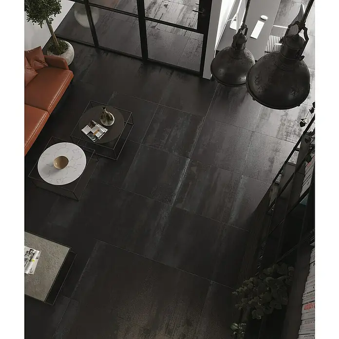 Oxyd Bodenfliese - 60 cm x 120 cm x 9 mm, Schwarz, Schimmernd, Rektifiziert - Das Bild zeigt einen Raum mit dunklem Bodenbelag in Fliesenoptik, der eine moderne und industrielle Atmosphäre schafft.