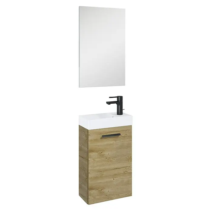 Riva Badmöbel-Set Pocket - Breite: 40 cm, Canela Eiche, 3 -tlg. - Schlichtes Badezimmer-Waschbecken mit Unterschrank in Holzoptik und einem schwarzen Wasserhahn. Darüber hängt ein Spiegel.