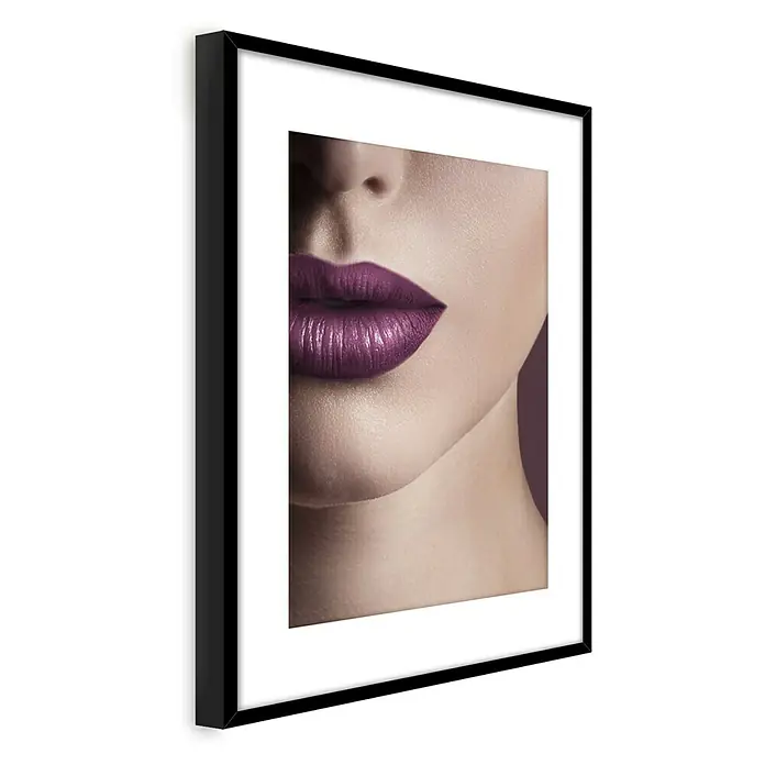 Bild - Lips, B x H: 50 x 70 cm - Nahaufnahme eines gerahmten Lippenstiftbildes mit perfektem Auftrag, das Eleganz und Schönheit ausstrahlt.