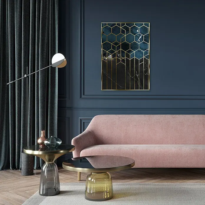 Bild Artbox - Cubes II, B x H: 50 x 70 cm - Das Bild zeigt ein stilvolles Wohnzimmer mit einem rosa Sofa, zwei Couchtischen und einem Kunstwerk an der Wand. Elegante Dekoration und moderne Möbel.