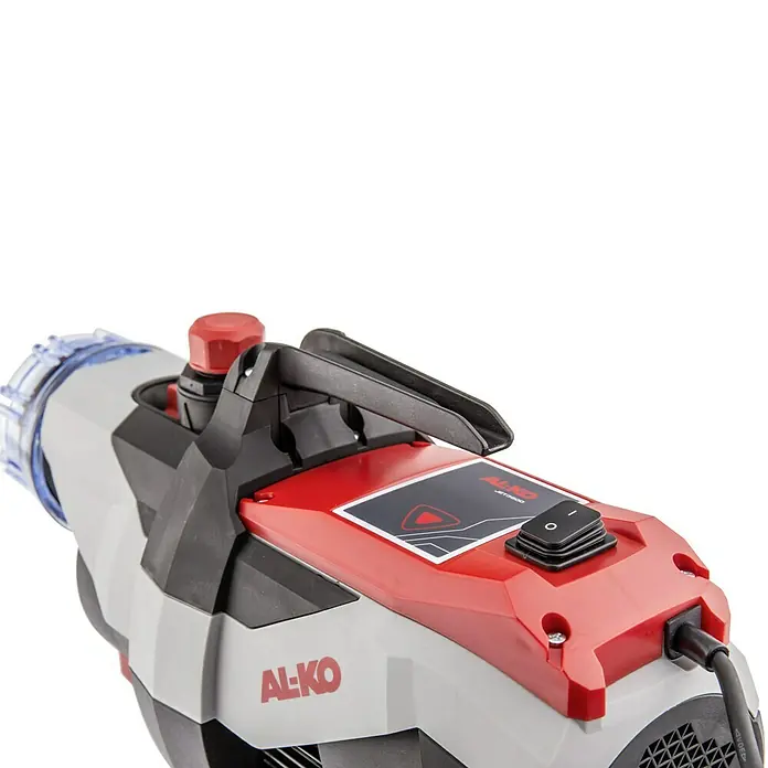 AL-KO Easy Gartenpumpe Jet 3600 Easy - 850 W, 3.600 l/h, 3,8 bar - Nahaufnahme einer AL-KO Jet 3600 Gartenpumpe mit rotem Deckel, schwarzem Griff und blauem Filter, ideal für die Gartenbewässerung.