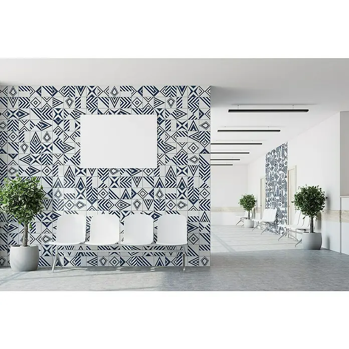 Grosfillex Panel de pared Element 3D Iliade - L x An: 260 x 37,5 cm, Blanco/Azul - Sala de espera con un banco frente a una pared decorada con azulejos azules y blancos, y un cuadro blanco en blanco colgado encima.