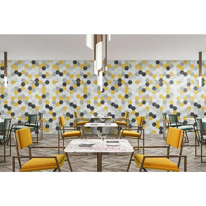 Grosfillex Panel de pared Element 3D Tom Jaune - L x An: 260 x 37,5 cm, Gris/Negro/Amarillo - Elegante restaurante con sillas amarillas y verdes, mesas de mármol bajo lámparas colgantes modernas contra una pared de mosaico colorida.
