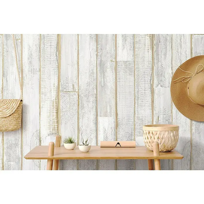 Grosfillex Panel de pared Accent Taiga - L x An: 120 x 15,4 cm, Blanco gris - Escena acogedora con una mesa de madera adornada con plantas y accesorios contra una pared de paneles de madera encalada con un sombrero de paja.