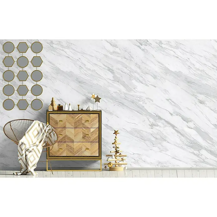 Grosfillex Wandpaneel Element 3D - Marbre Volakas, 2.600 x 375 x 8 mm - Moderne Kommode aus Holz mit goldenen Akzenten, perfekt für stilvolle Aufbewahrung und zur Präsentation weihnachtlicher Dekorationen.
