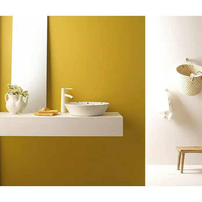 Bathco Lavabo de sobremesa Nápoles - Diámetro: 43 cm, Blanco - Interior de baño elegante con lavabo moderno, estante blanco y pared color mostaza para un ambiente cálido.