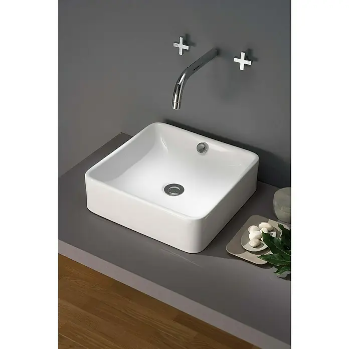 Bathco Lavabo de sobremesa Park - An x L: 40 x 40 cm, Blanco - Primer plano de un moderno lavabo cerámico cuadrado con grifo y elementos decorativos en un baño elegante.
