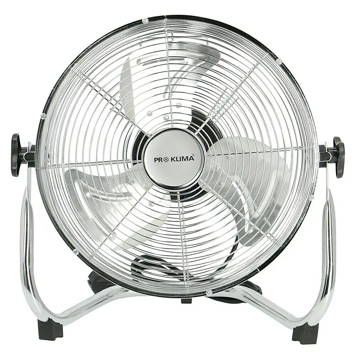 PR Klima Ventilador de suelo Speed - 40 W, Plateado, 30 cm - Primer plano de un ventilador de suelo Pro Klima con carcasa cromada y tres palas sobre un fondo negro.