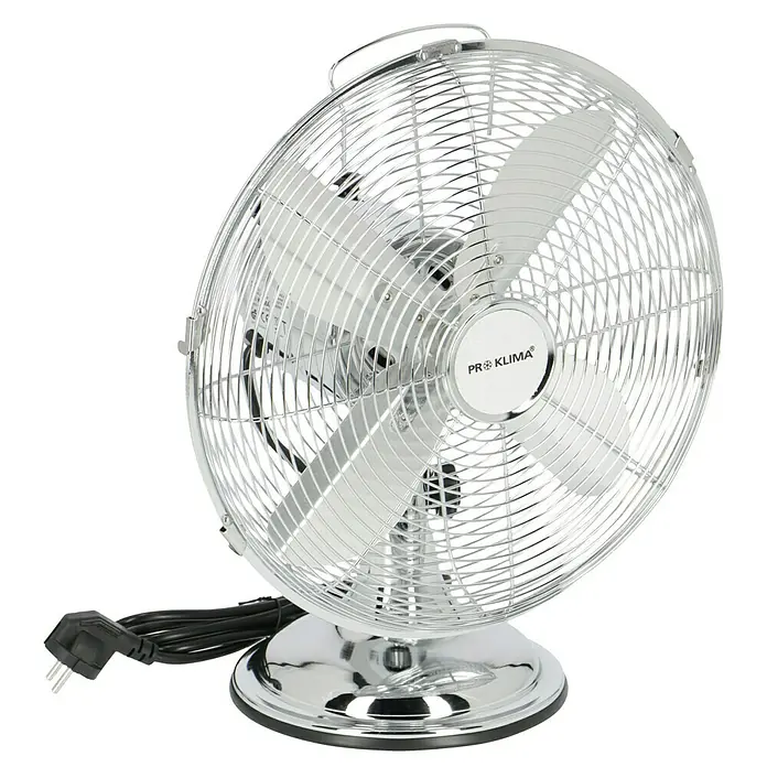 Voltomat Tischventilator - Silber, 30 cm - Nahaufnahme eines silbernen PRO KLIMA Tischventilators mit drei Flügeln und einem verchromten Sockel auf schwarzem Hintergrund.