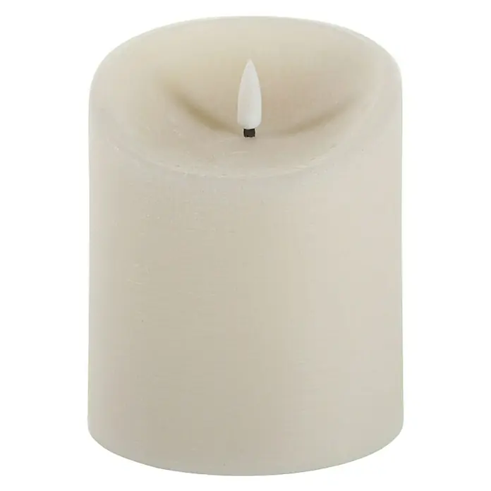 Vela LED para exteriores Elephant - Ø x Al: 10 x 12 cm, Crema, Cera natural - Primer plano de una vela LED decorativa de color marfil con una llama parpadeante, perfecta para un ambiente acogedor sin riesgo de incendio.