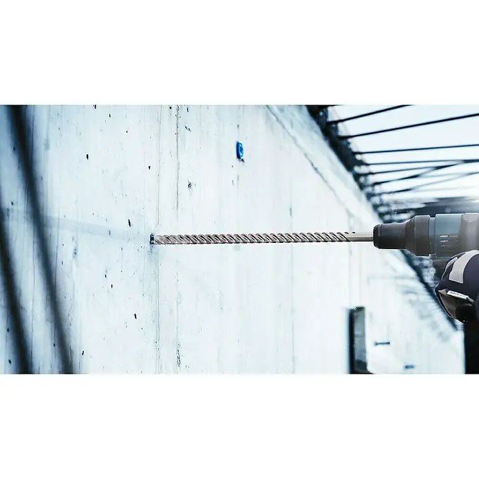 Bosch Expert Beton- & Steinbohrer SDS Plus-7X - 1 Stk., Durchmesser Bohrer: 8 mm, 200 mm - Betonbohrer im Einsatz: Ein Handwerker bohrt mit einer Bohrmaschine ein Loch in eine Betonwand. Ideal für Bauprojekte.