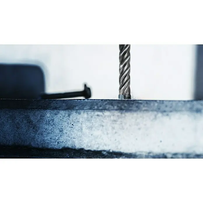Bosch Expert Broca para hormigón y mampostería -7X - 1 ud., Diámetro de la broca: 8 mm, 150 mm - Primer plano de una broca helicoidal perforando un agujero en una pieza de metal, creando virutas metálicas. Herramienta en acción.
