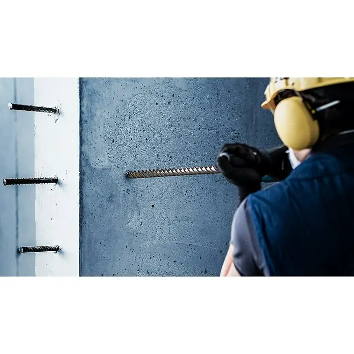Bosch Expert Beton- & Steinbohrer SDS Plus-7X - 1 Stk., Durchmesser Bohrer: 8 mm, 200 mm - Bauarbeiter bohrt ein Loch in eine Betonwand mit einem Bohrer. Der Bohrer ist ein Spiralbohrer mit Hartmetallspitze.