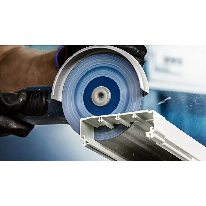 Bosch Expert Karbid-Trennscheibe Carbide Multi Wheel X-Lock - Durchmesser: 125 mm, 1 Stk. - Winkelschleifer mit blauer Trennscheibe schneidet ein weißes Profil.