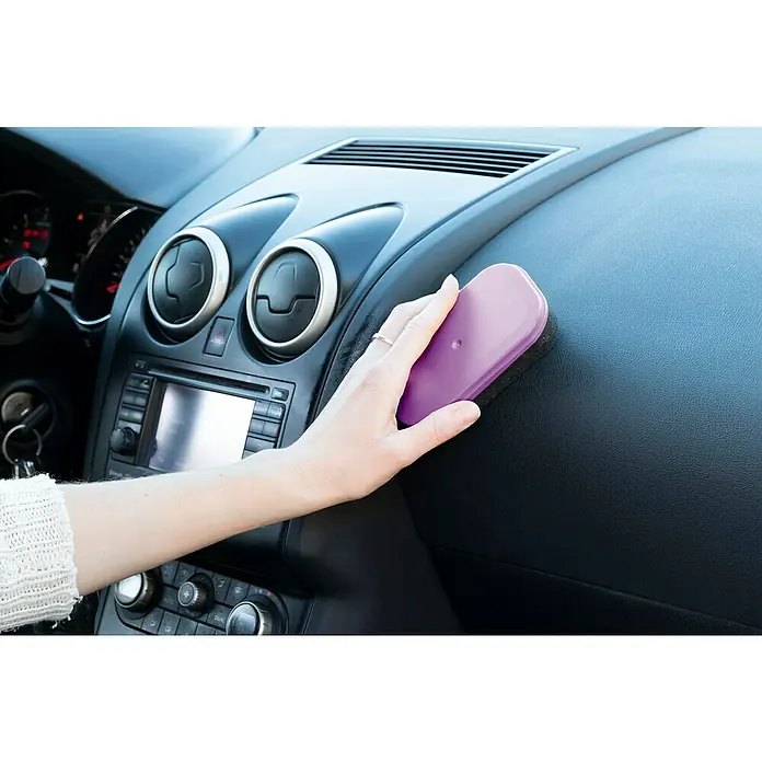 Esponja limpiadora para salpicaderos - New Car - Limpieza del tablero de un coche con una herramienta de limpieza púrpura con cepillo para un mantenimiento interior completo del vehículo.