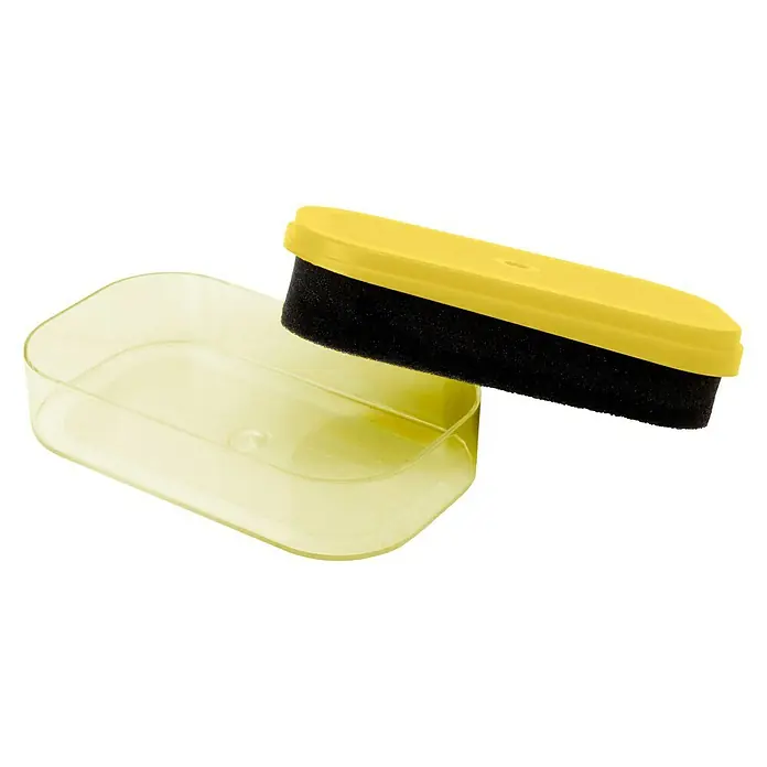 Esponja limpiadora para salpicaderos - Vainilla - Esponja lustrabotas amarilla con recipiente. El conjunto consiste en una esponja negra con mango amarillo y un recipiente transparente.
