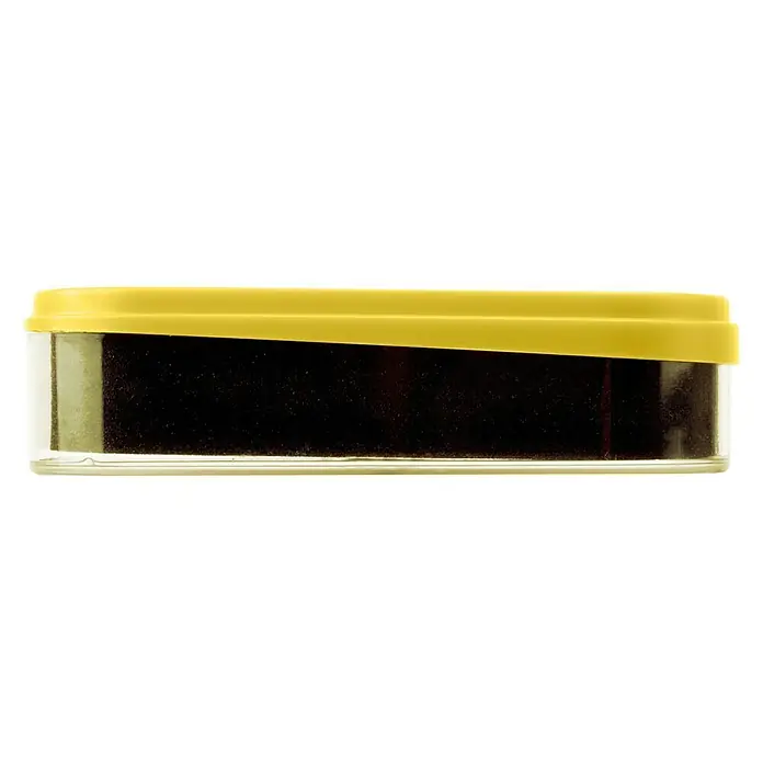 Esponja limpiadora para salpicaderos - Vainilla - Un recipiente rectangular transparente con tapa amarilla, lleno de una sustancia oscura.
