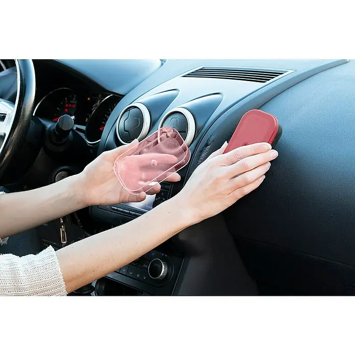 Esponja limpiadora para salpicaderos - Fresa - Una persona que utiliza una herramienta de limpieza roja para limpiar el interior de un coche.