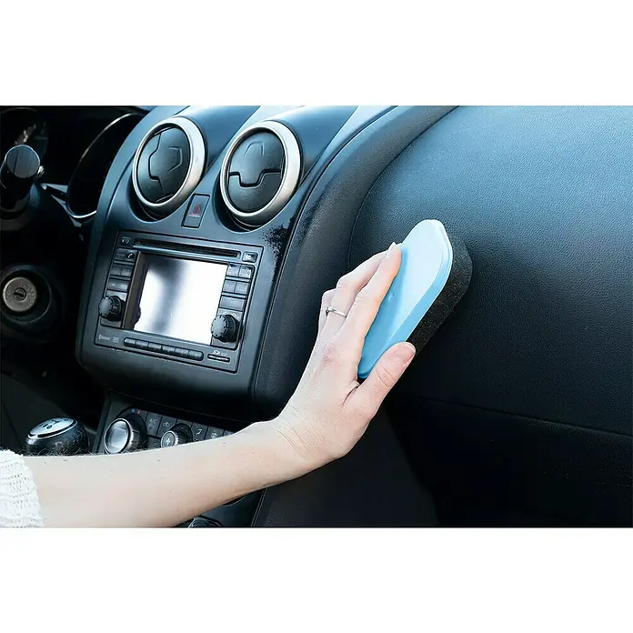 Esponja limpiadora para salpicaderos - Océano - Un tablero de mandos que se limpia con una esponja azul destaca el producto, un limpiador de coches, para un acabado brillante.