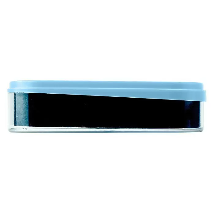 Esponja limpiadora para salpicaderos - Océano - Recipiente rectangular transparente con tapa azul claro, lleno de una sustancia oscura.