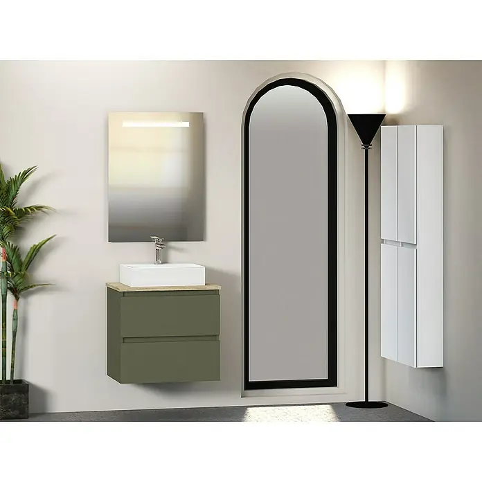 Artysan Mueble bajo de lavabo Fons - 46 x 60 x 56 cm, Musgo - Interior de baño con un mueble de lavabo flotante verde oliva, un espejo rectangular y un botiquín alto y estrecho blanco.