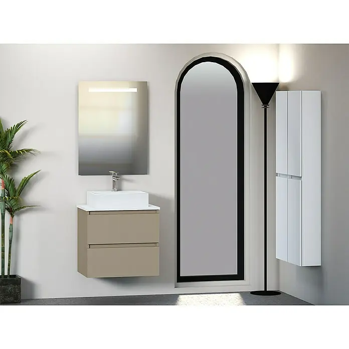 Artysan Mueble bajo de lavabo Fons - 46 x 60 x 56 cm, Fango - Un baño con un elegante tocador color topo, un espejo iluminado y un armario alto y estrecho blanco.