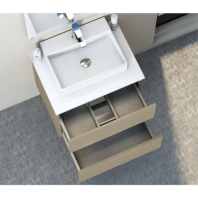 Artysan Mueble bajo de lavabo Fons - 46 x 60 x 56 cm, Fango - Un tocador moderno con encimera blanca y cajones abiertos en un baño. La atención se centra en el diseño elegante del mueble.
