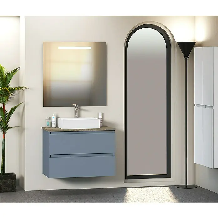 Artysan Mueble bajo de lavabo Fons - 46 x 80 x 56 cm, Azul - Escena de baño con un moderno mueble de lavabo azul con lavabo sobre encimera, espejo iluminado y un elegante espejo negro en arco.
