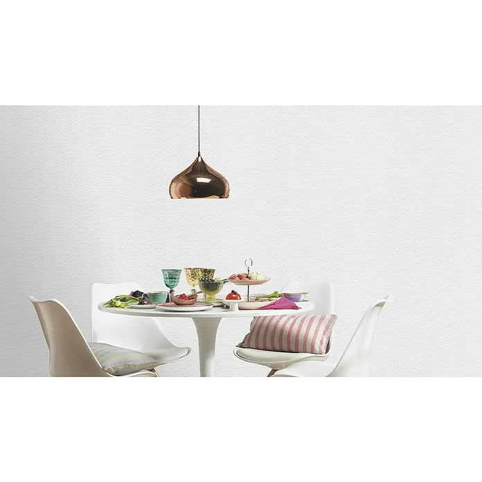 Rasch Vliestapete Feel Good Glasfaser-Optik - Weiß, Uni, 10,05 x 0,53 m, Wabenstruktur - Hängelampe über einem Tisch mit Stühlen und Geschirr. Die Lampe ist aus glänzendem Kupfer und hängt von der Decke. Die weiße Texturtapete vervollständigt das moderne Design.