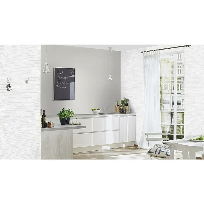 Rasch Wallton Vliestapete Mauersteine IIWeiß, Steinoptik, 10,05 x 0,53 m - Helle Küche mit weißen Möbeln, Tafel und Dekorationen. Das moderne Design und die natürlichen Elemente schaffen eine einladende Atmosphäre.