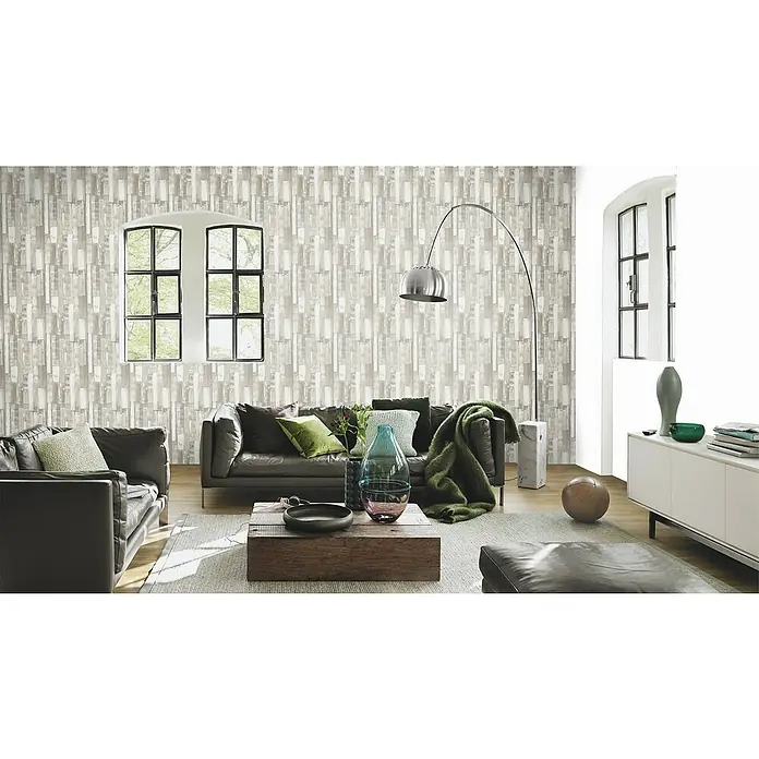 Rasch Papiertapete - Beige/Creme, Holzoptik, 10,05 x 0,53 m - Ein Wohnzimmer mit einer grauen Couch und einem Couchtisch aus Holz vor einer Wand mit Holzplanken-Tapete.