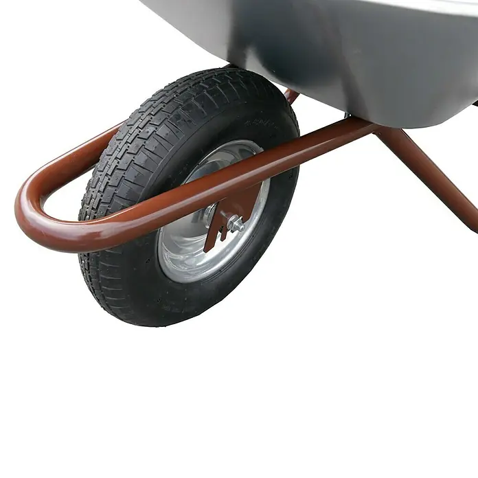Schake Bauschubkarre Geselle - 85 l, Stahl - Nahaufnahme eines Schubkarrenrads mit braunem Metallrahmen und schwarzem Reifen, ideal für Garten- und Bauarbeiten.