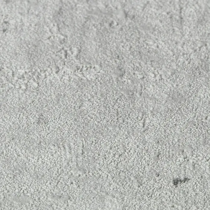 Rasch Tapetenwechsel Vliestapete - Grau, Betonoptik, 10,05 x 0,53 m - Eine Nahaufnahme einer hellgrauen, strukturierten Oberfläche, die an Putz oder Beton erinnert, ideal als Hintergrund.