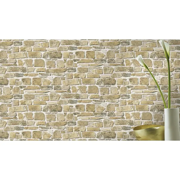 Rasch Papiertapete - Beige/Creme, Steinoptik, 10,05 x 0,53 m - Ein detailreiches Bild einer Steinwandtapete mit einem Muster aus hellbraunen und grauen Steinen, ergänzt durch florale Akzente.