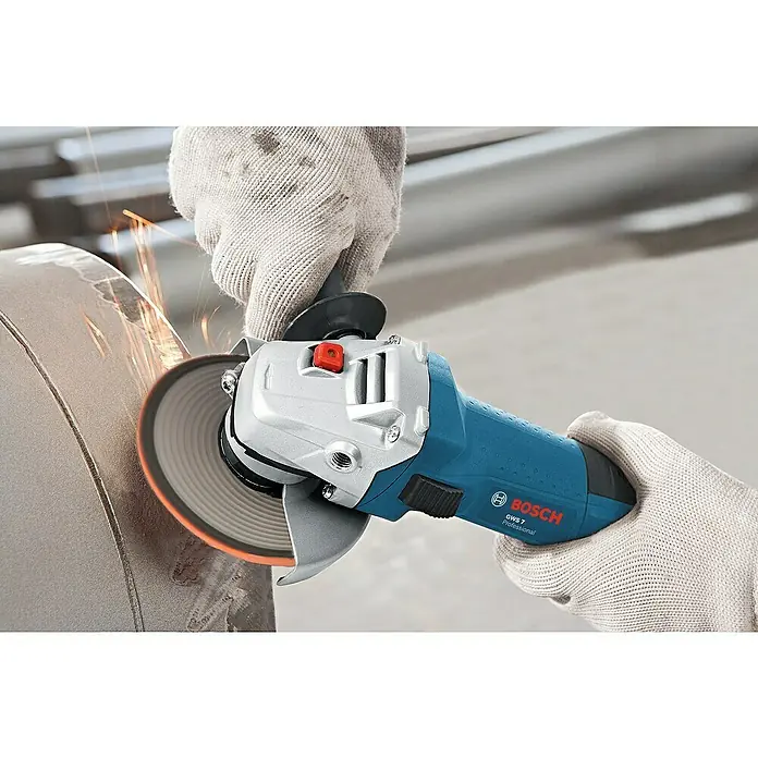 Bosch Professional Elektro-Winkelschleifer GWS 7-115 E - 720 W, Durchmesser Scheibe: 115 mm, Leerlaufdrehzahl: 2.800 U/min - 11.000 U/min - Detailaufnahme eines Bosch GWS 7 Professional Winkelschleifers in Aktion, bedient mit Schutzhandschuhen, Funken sprühen.