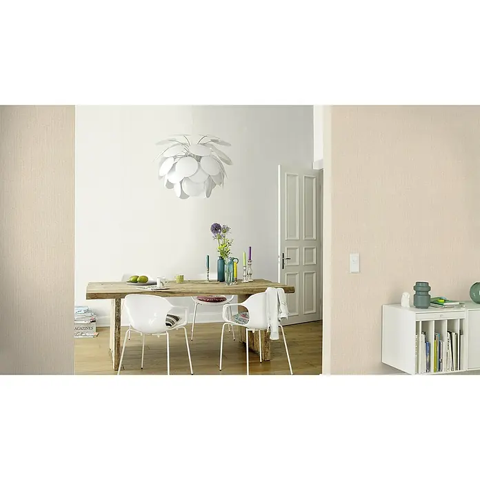 Rasch Kimono Vliestapete Muster - Beige, Uni, 10,05 x 0,53 m - Ein helles Esszimmer mit einem Holztisch, weißen Stühlen und einer modernen Hängelampe, die für eine stilvolle Atmosphäre sorgt.