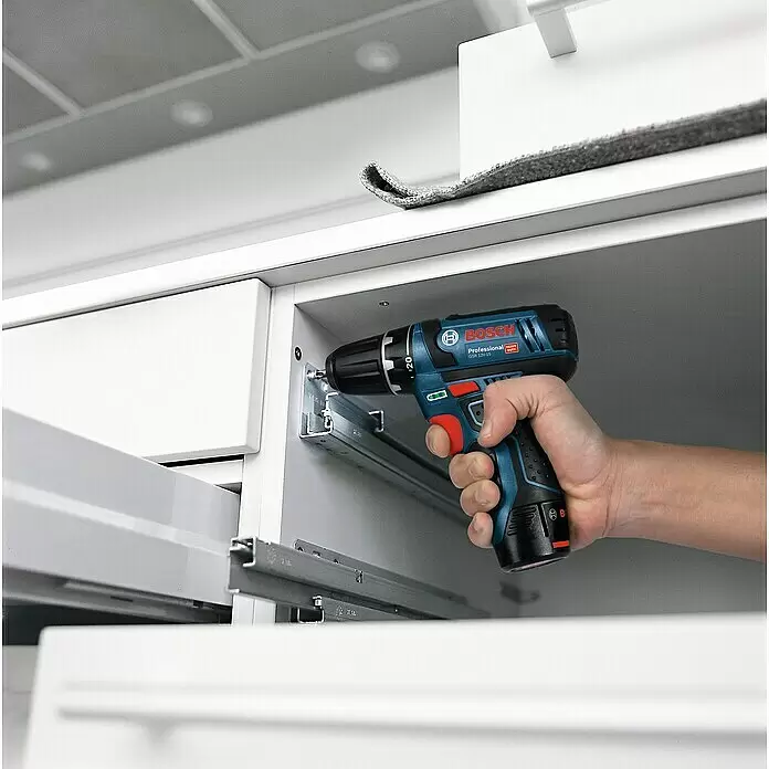 Bosch Professional Akku-Bohrschrauber GSR 12V-15 - 12 V, 2 Akkus, 2 Ah, 30 Nm, Ladegerät + 25-tlg. Zubehör + Tasche - Anwendungsbeispiel