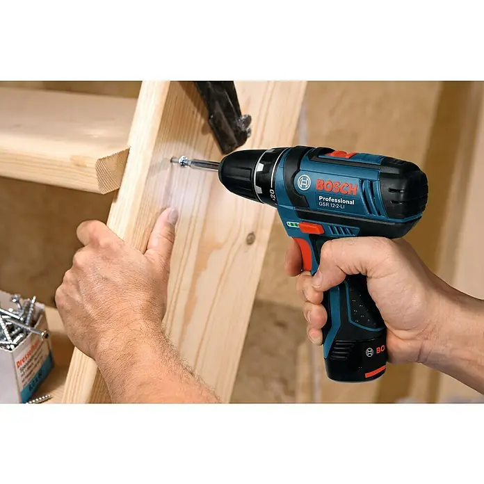 Bosch Professional Akku-Bohrschrauber GSR 12V-15 - 12 V, 2 Akkus, 2 Ah, 30 Nm, Ladegerät + 25-tlg. Zubehör + Tasche - Ein Bosch Professional GSR 12-2-LI Akku-Bohrschrauber wird verwendet, um eine Holzkonstruktion zu verschrauben.